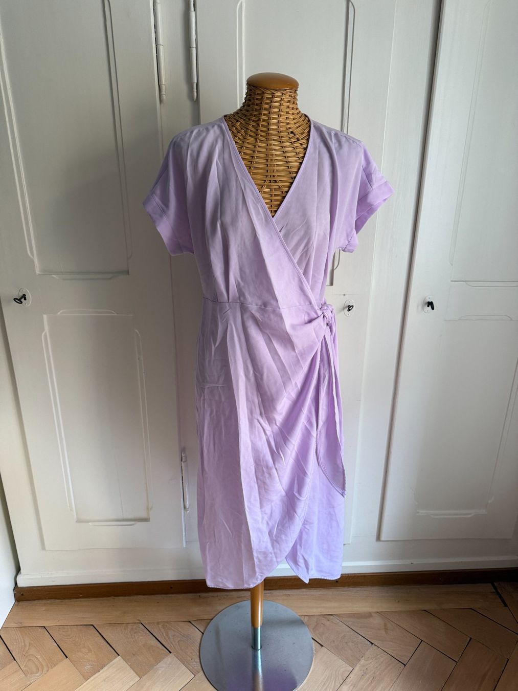 Monki Kleider: MONKI - Wickelkleid flieder S – Gebraucht aus Zürich von Diazaio