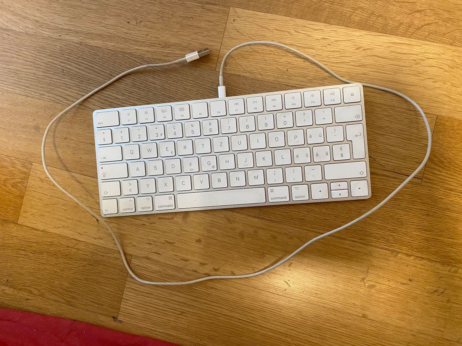 Apple Tastaturen: Apple Tastatur mit Akku Model A1644 – Gebraucht aus Langendorf von Antik-Samariter