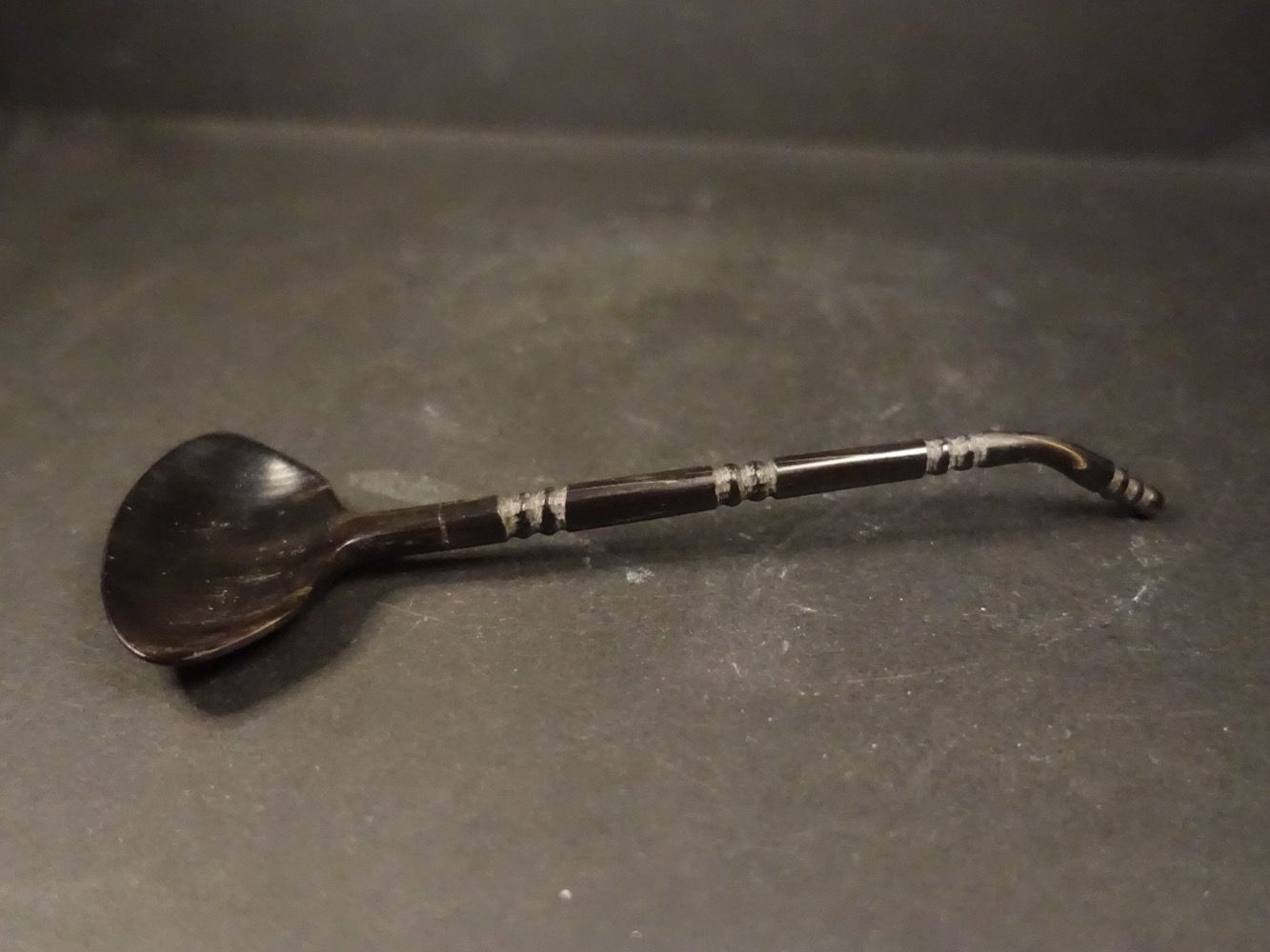Löffel: Löffel aus Horn – Gebraucht aus Russikon von Eulenfeder 1