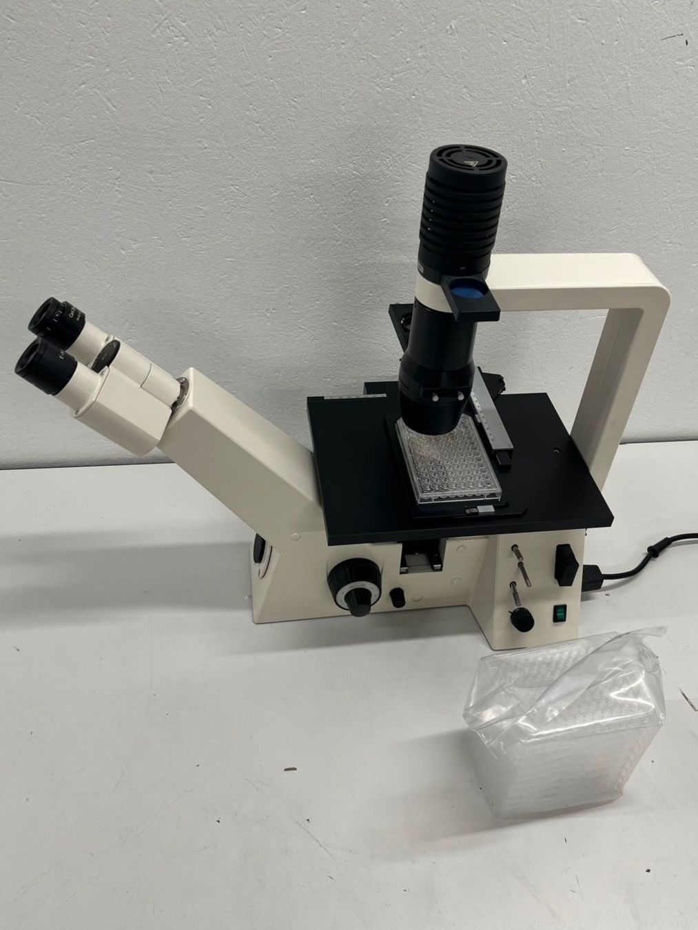 Zeiss Microscopi: Zeiss Axiovert 25 Inversmikroskop mit Phasenkontrast – Usato da Niederdorf venduto da LeptonAG_Labor 1
