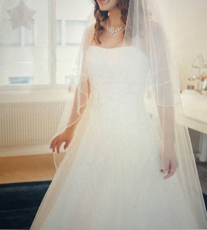 Wunderschönes Brautkleid (inkl. Spitzenjacke/Schleier