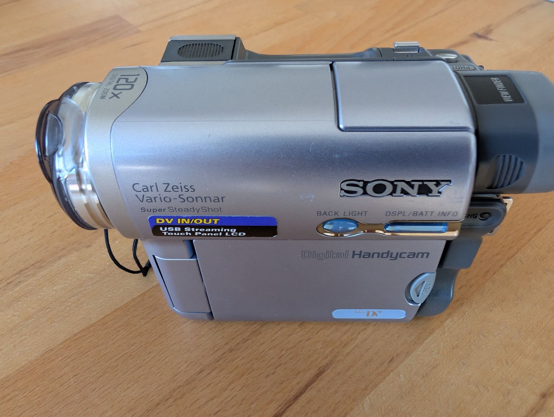 Sony Videocamere: Sony Handcamera Carl Zeiss Mini DV – Usato da St. Gallen venduto da Panini90