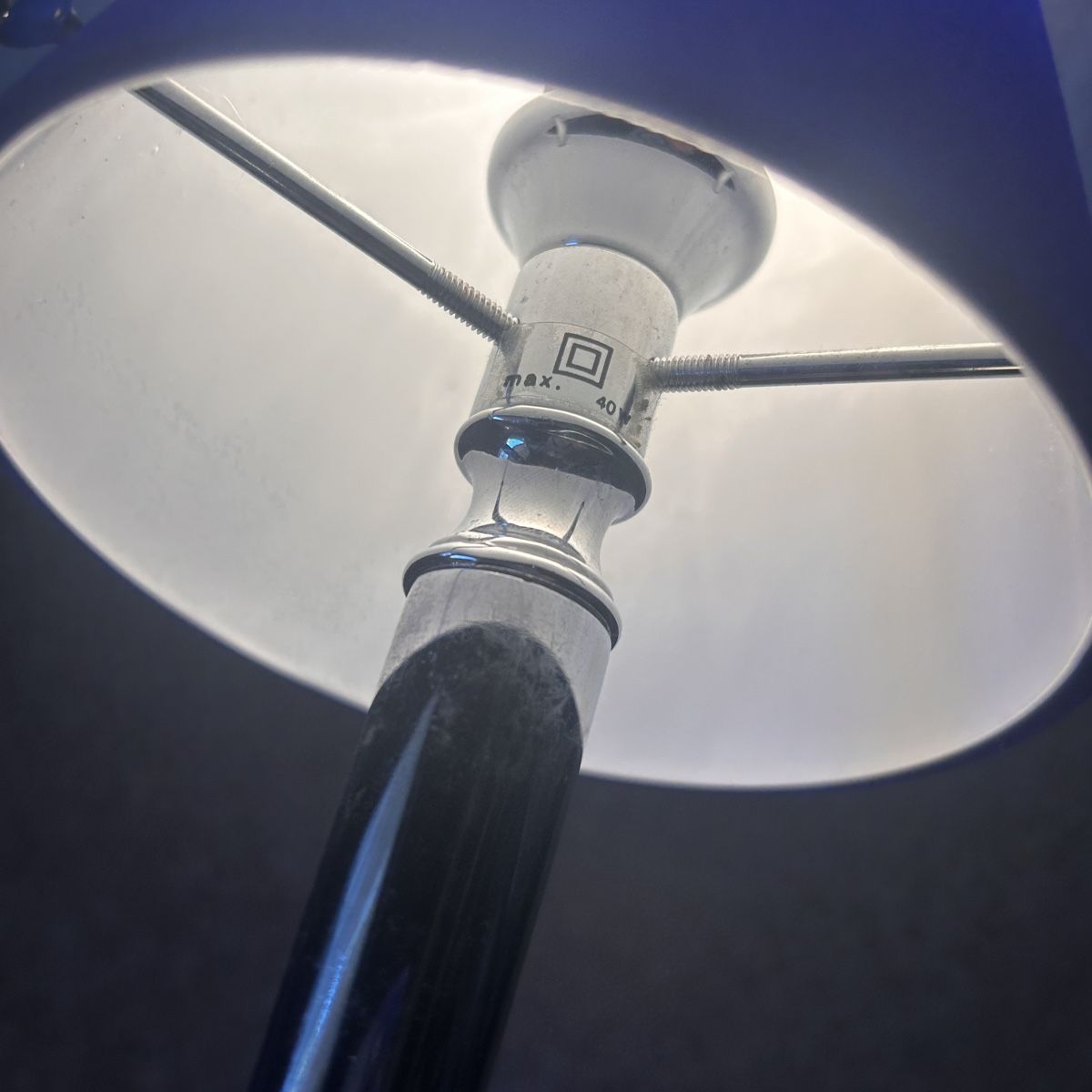 Lampade: blaue Tischlampe Chromfuss artdeko – Usato da Laufen venduto da belleskulptur 5