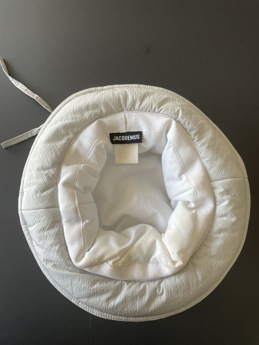 Jacquemus Copricapi, berretti & cappellini: Jacquemus Grey Le Bob Doudoune – Nuovo (secondo la descrizione) da Zürich venduto da ninabaghira 2