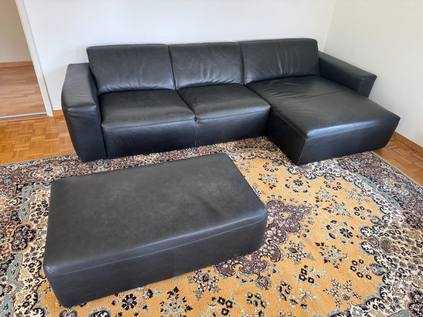 Divani: Schwarzes Ledersofa inkl. Hocker – Usato da Zürich venduto da illmatija