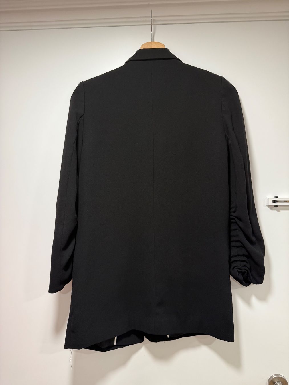 Mango Completi & Tailleur: MANGO Schwarzer Blazer, mit gerafften Ärmeln, Gr. XS – Usato da St. Gallen venduto da kka_l9wg 1