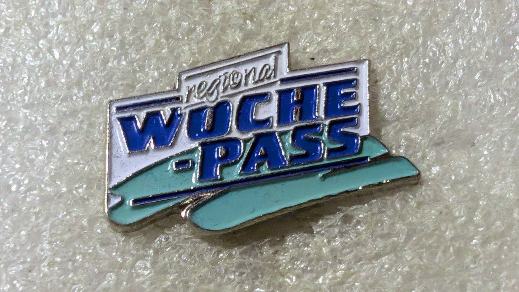Plaketten & Abzeichen: Ansteckpin 166: Wuche Pass – Gebraucht aus Oppligen von Pin-Fall-Shop