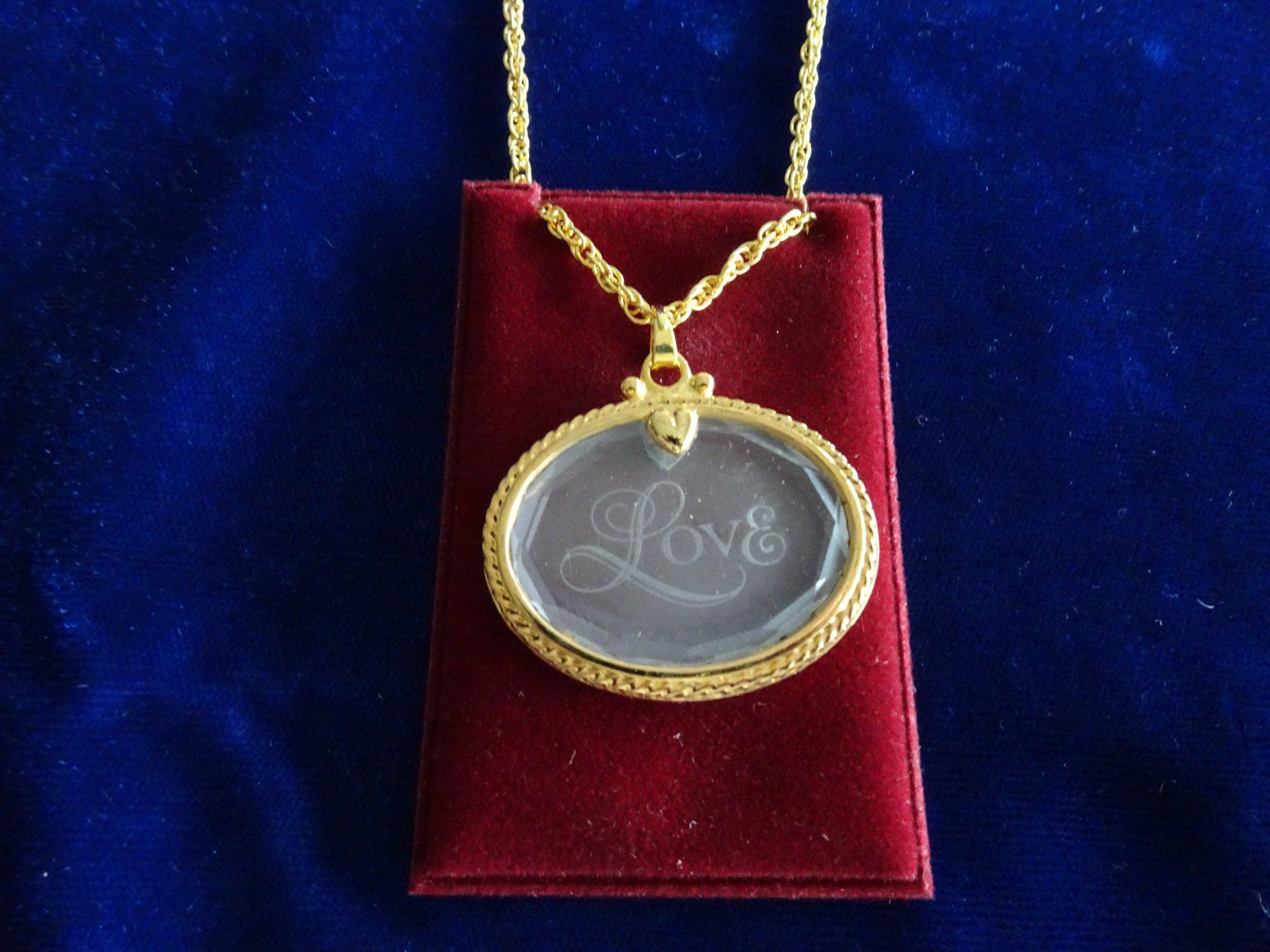 Ciondoli: vergoldeter Anhänger "Love" mit Kette  -  Modeschmuck – Usato da Vitznau venduto da Mina60 1
