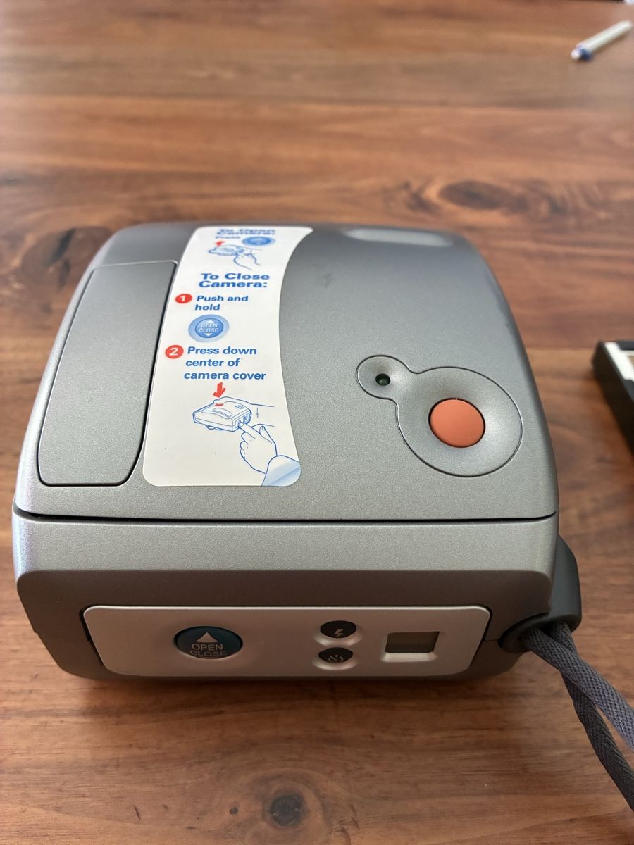 Polaroid Kamera: Polaroid One600 – Defekt aus Zürich von Sylvie0011