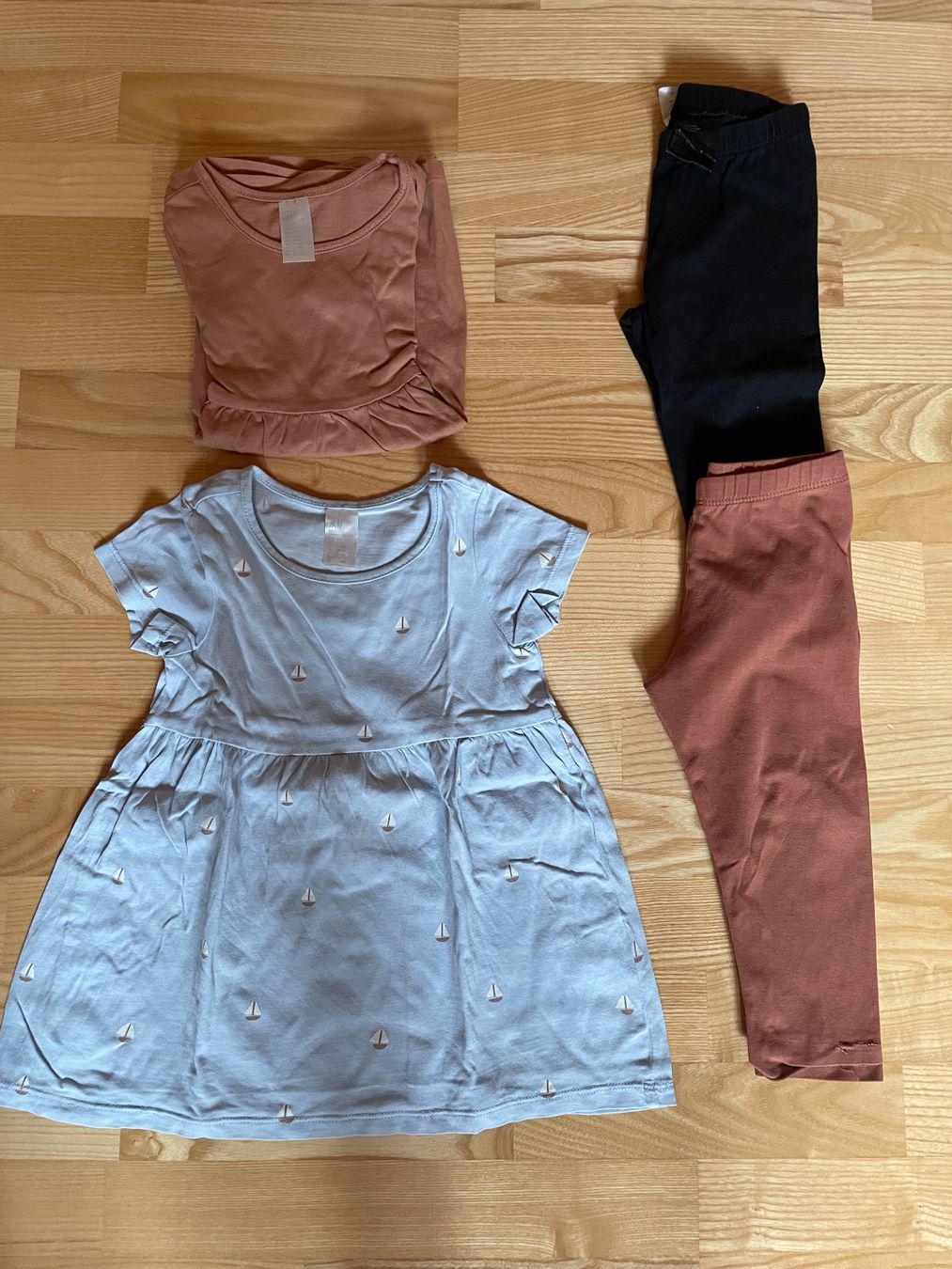 Lotti & Set di vestiti: Sommer-Kleiderpaket 86/92 – Usato da Rorschacherberg venduto da kat_7lhp 4