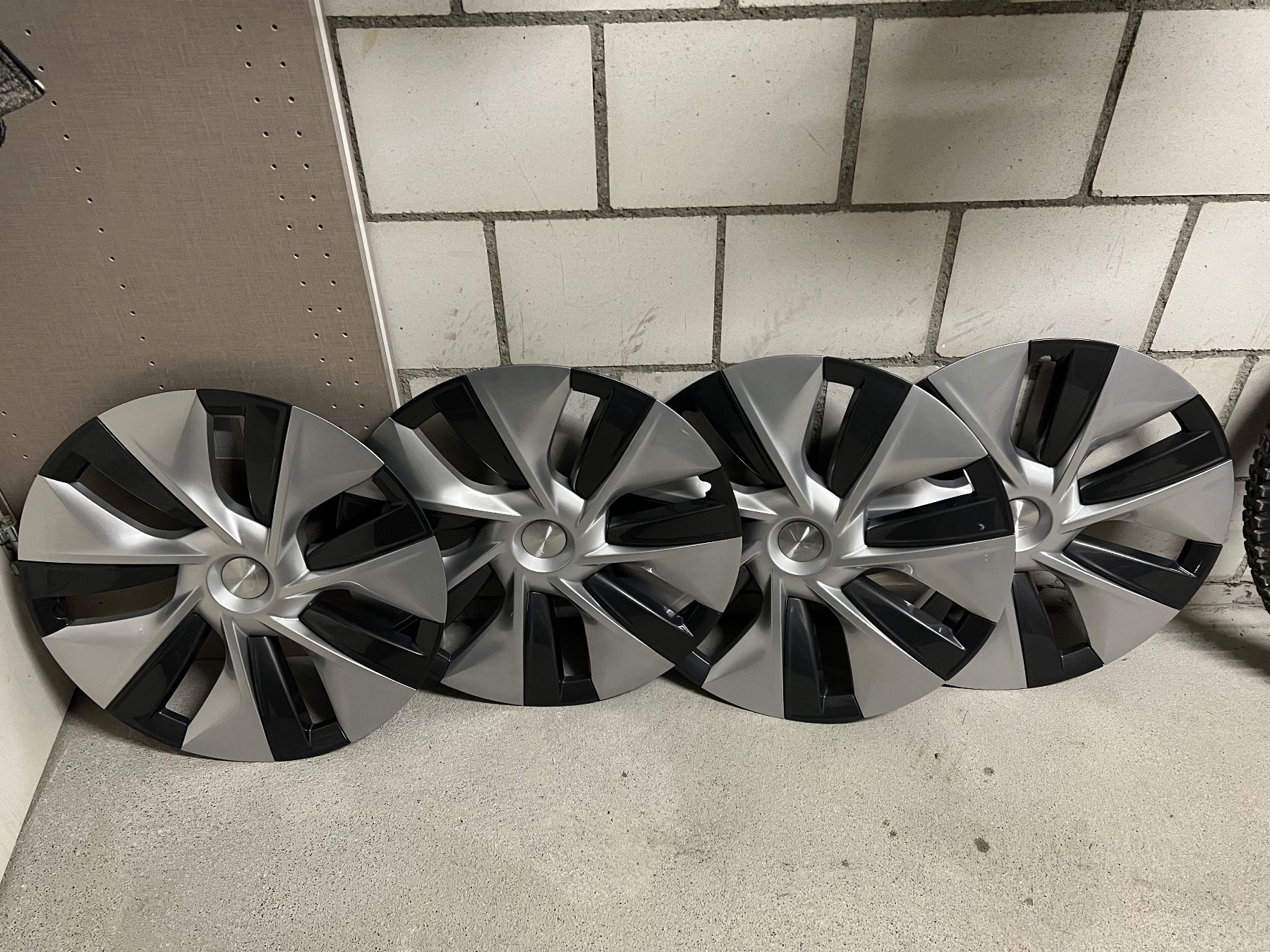 Tesla Pneumatici & Ruote complete: Original Tesla Model Y Radkappen – Usato da Langenthal venduto da Claudio.R 1