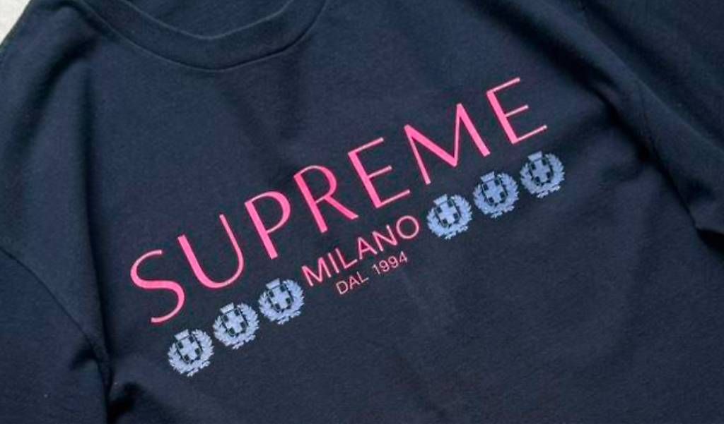 T-shirt: Supreme Milano T-Shirt Navy Blau – Usato da Uttwil venduto da gol_85mj 1