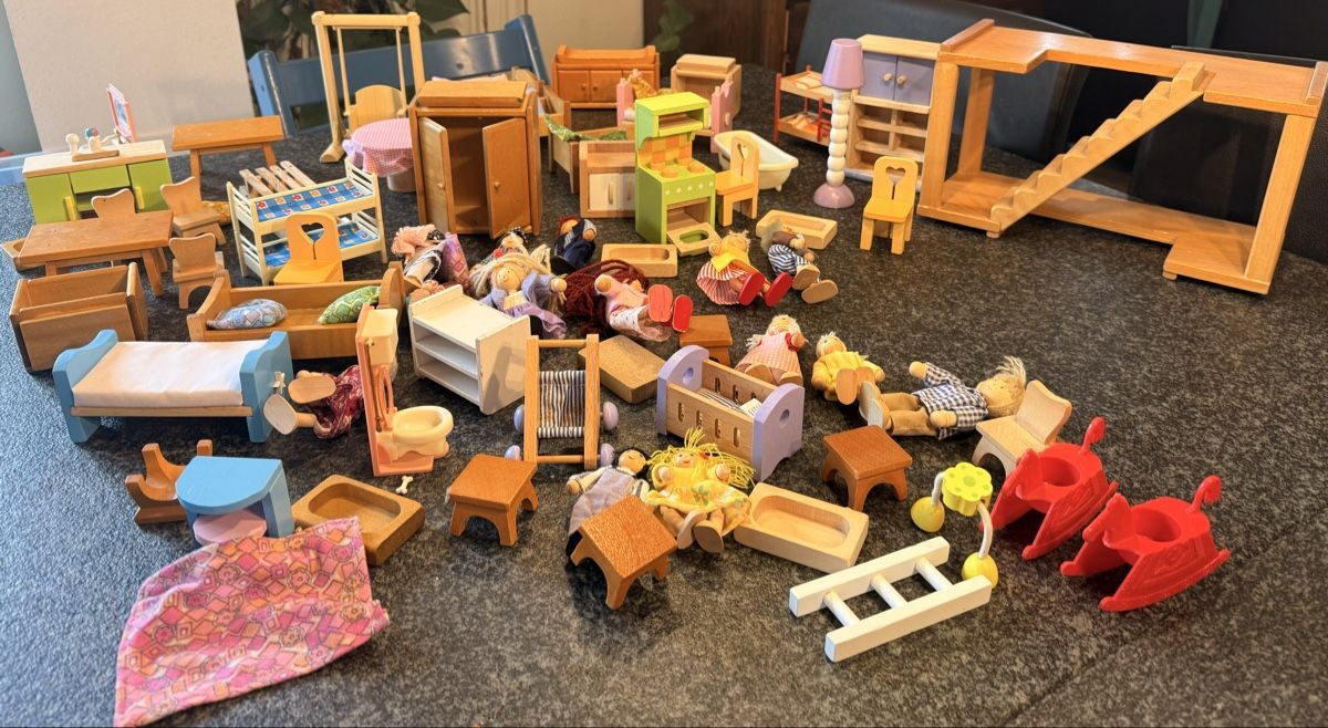 Case e mobili per bambole: Grosses, schönes Puppenhaus-Möbel-Sortiment – Usato da Schöftland venduto da Sweetdonkey