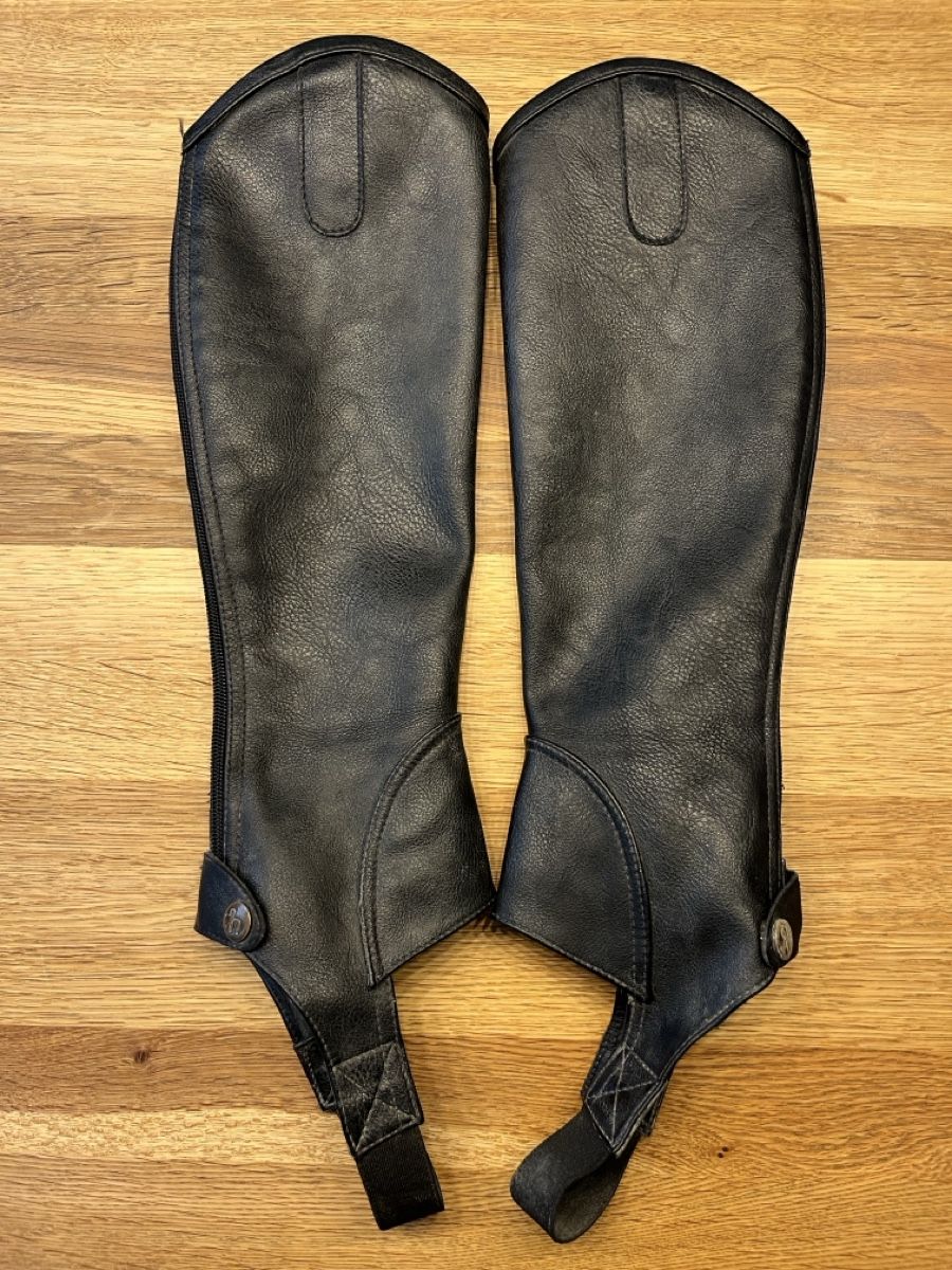 Stinchiere & Fasciature: Schwarze Leder Chaps / Stiefelschäfte - Top! – Usato da Wimmis venduto da Sylsd
