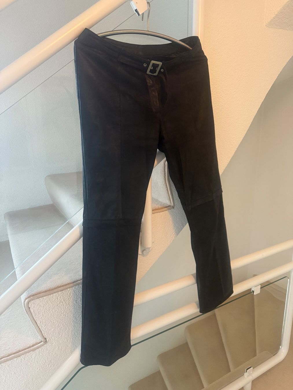 Pantaloni: Hose aus Leder Gr.40 schwarz – Usato da Zollikon venduto da dorean