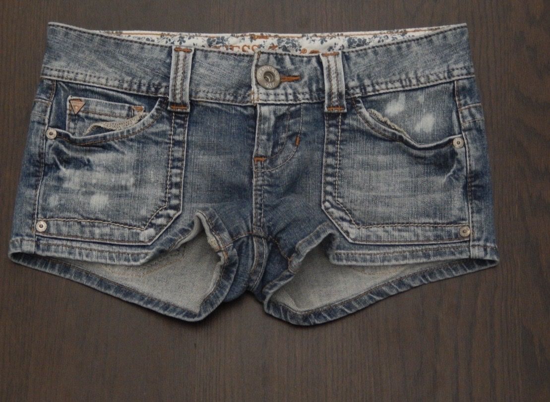 Pantaloni: Guess Lowwaist Shorts – Usato da Baden venduto da Obr_9vk2 1