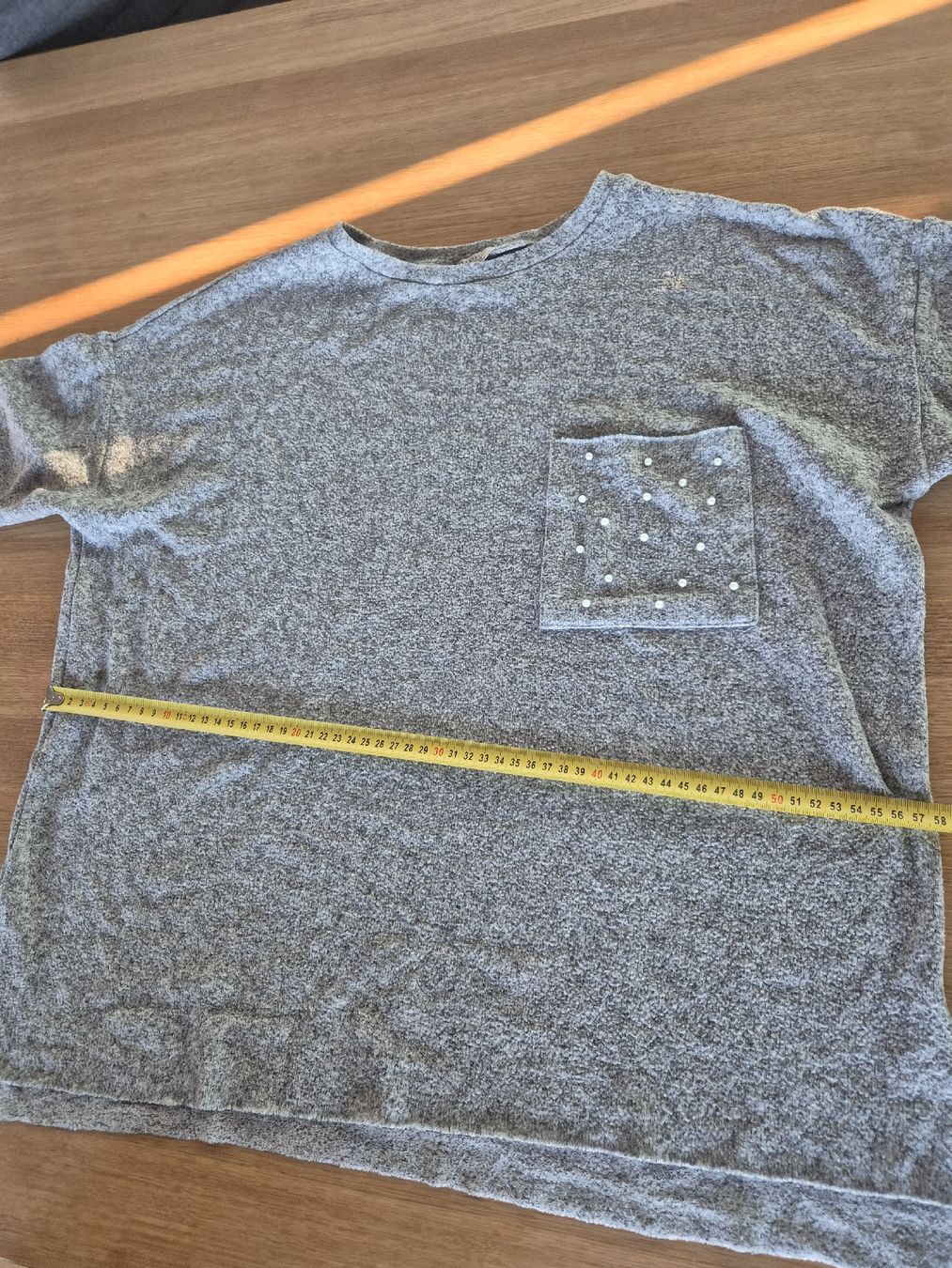 Zara Maglioni & Felpe: Graues Shirt mit Tasche und Perlen – Usato da Bern venduto da miruslav 3