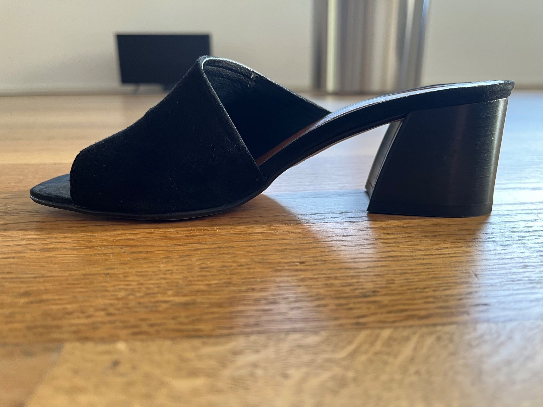Scarpe da donna: Schwarze Wildleder-Pantoletten, Gr. 36 – Usato da Malans GR venduto da Wimpa 1