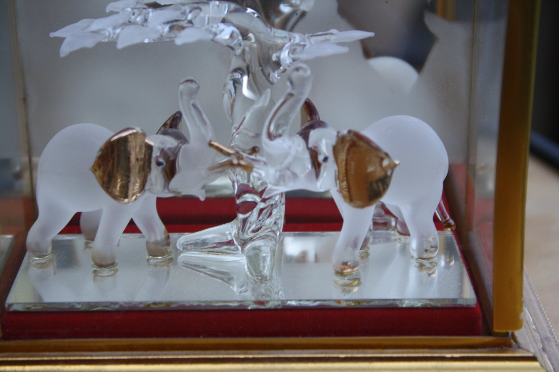 Statuette: GLAS ELEFANTEN IN GLASBOX MIT BAUM DEKORATION – Usato da Wauwil venduto da Pneuedy 1