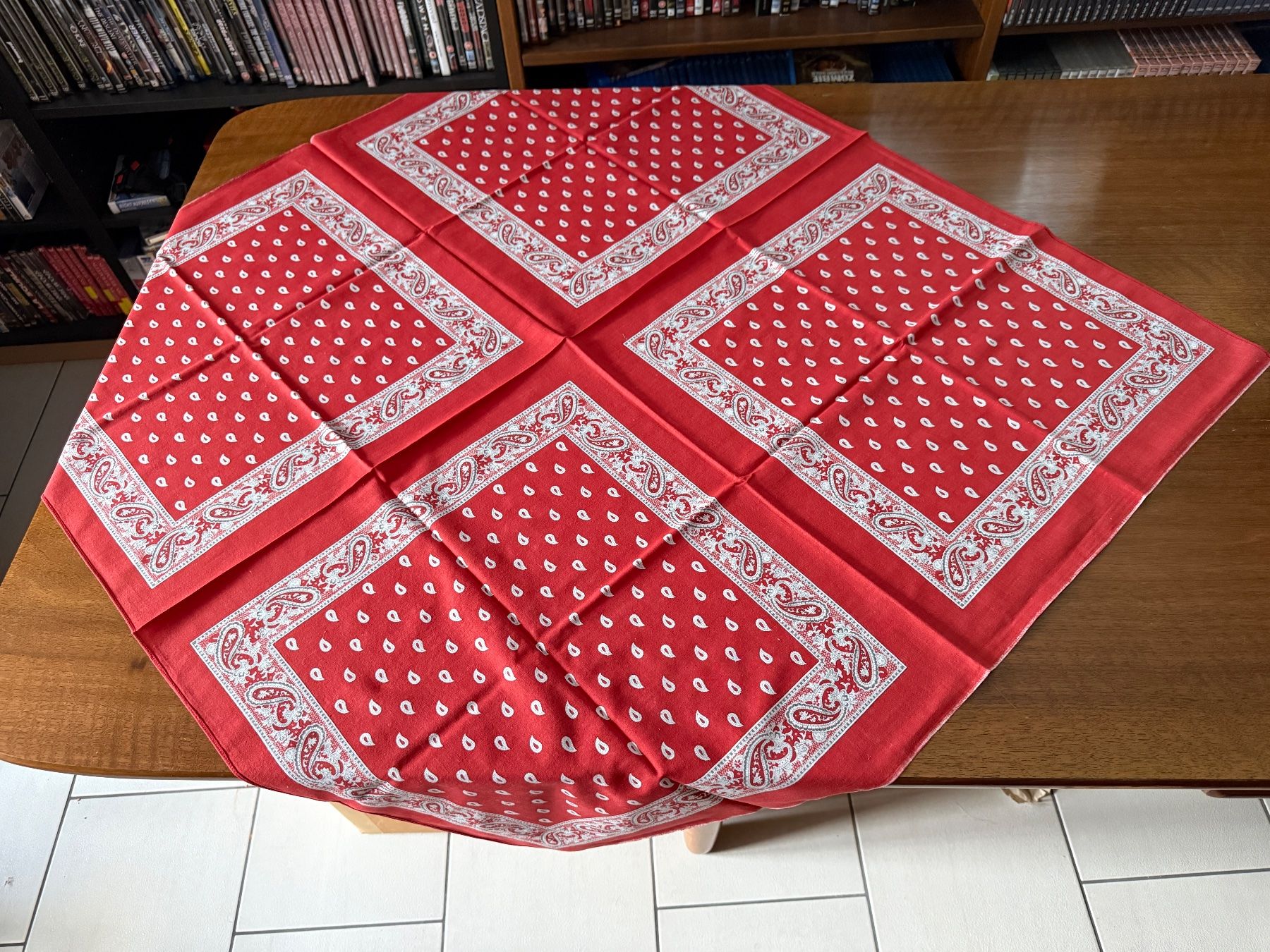 Sonstige Tischwäsche: Tischdecke rot Paisley Muster 95x100cm – Gebraucht aus Erstfeld von Uhu1980