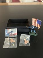 American Pins und ein Soldat von Britains
