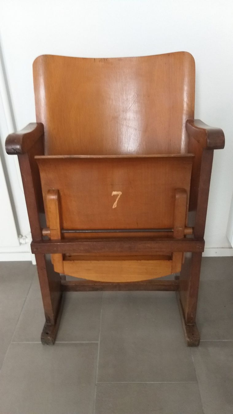Sedie: fauteuil théâtre en bois – Usato da lausanne venduto da fre_2wnv