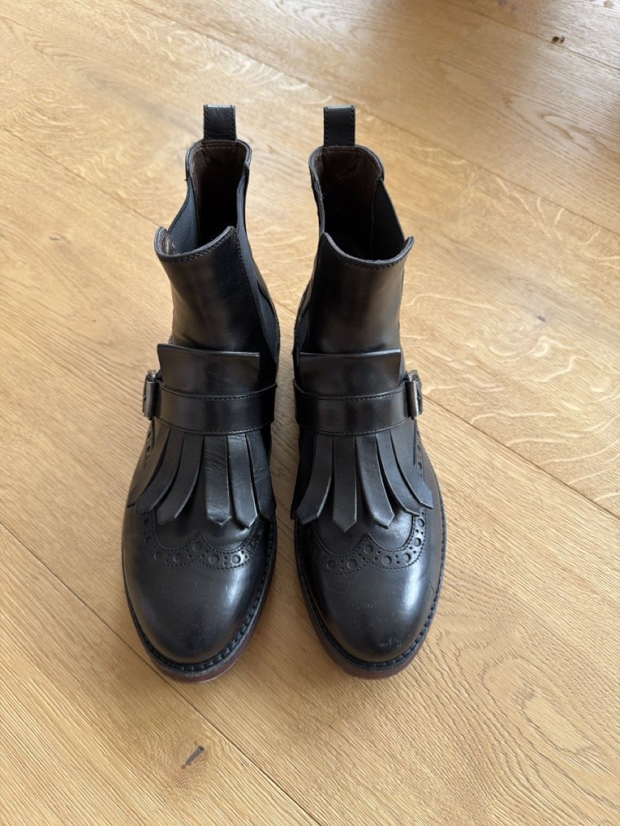 AGL Scarpe da donna: Schwarze Lederstiefeletten mit Fransen, Grösse 37 – Usato da Balgach venduto da Luzius1992