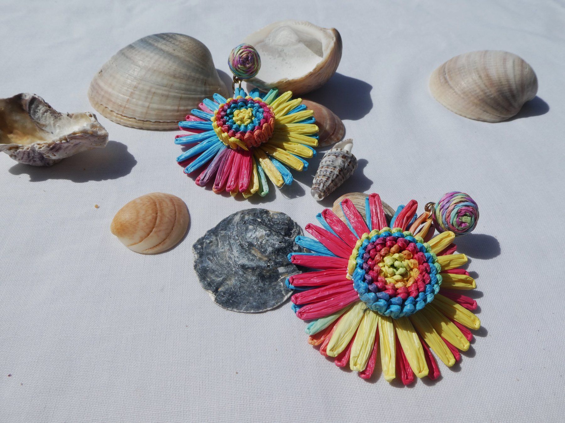 Ohrringe & -stecker: Grosse Raffia-Blumen-Ohrstecker, Modeschmuck / NEU – Neu (gemäss Beschreibung) aus Gattikon von kaandooh 1