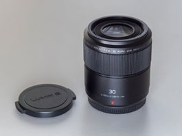 PANASONIC Lumix G Makro 30 mm F/2.8 Asph./O.I.S.  > wie NEU!