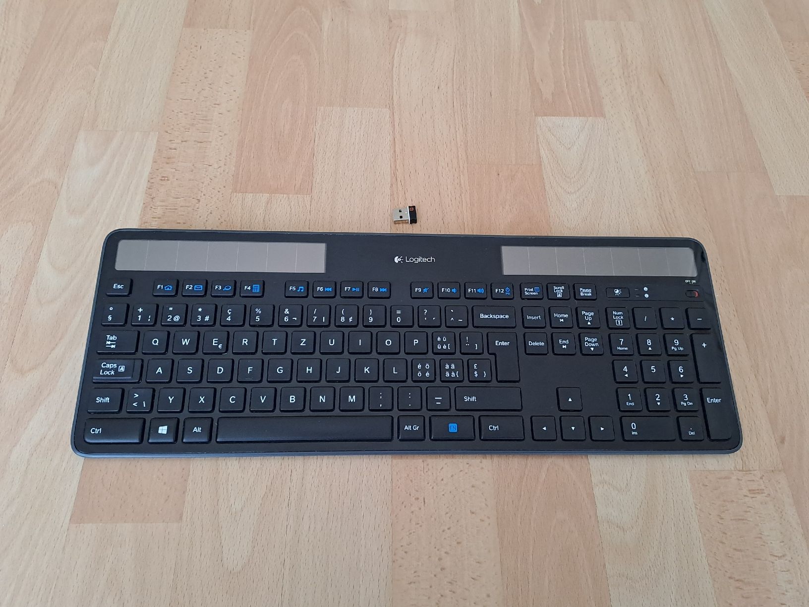 Logitech Tastaturen: Logitech K750 Solar Wireless Tastatur mit Unifying-Receiver – Gebraucht aus Schaffhausen von