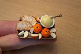 Puppenhaus Fotzelschnitte mit Apfelmus, Keramik Teller
