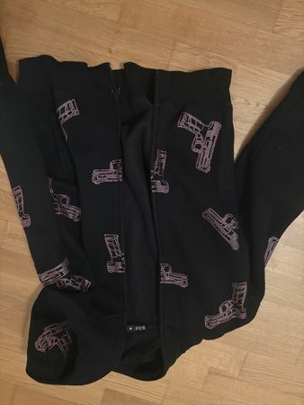 Schwarze Kapuzenjacke mit rosa Pistolen-Glitzer-Print Gr. S