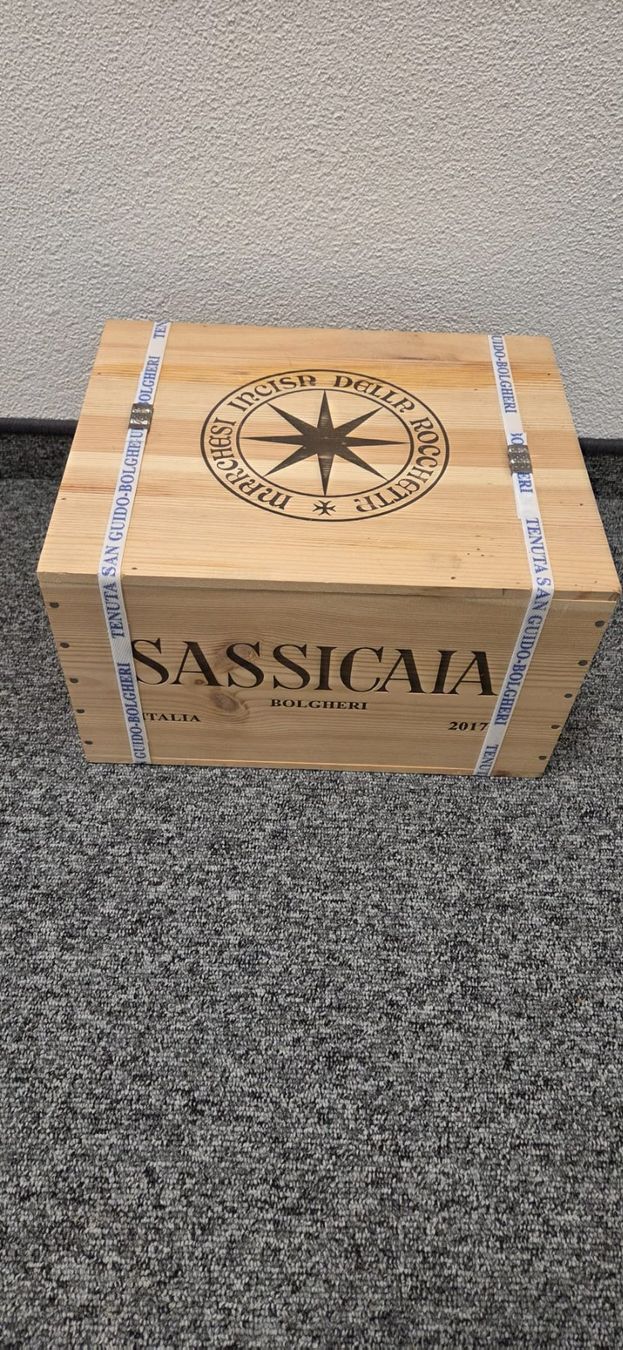 Sassicaia Vino: Sassicaia 2017 in Originalkiste – Nuovo e nell'imballaggio originale da Winterthur venduto da carvercc