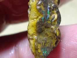 BOULDER ROH OPAL 17.80 Kt Gebot 1.- Elektisch Grün Rot feuer