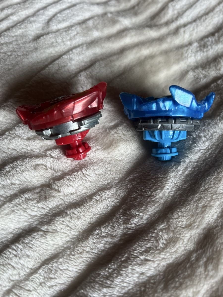 Hasbro Jouets: BeyBlade Kreisel Set Rot & Blau – D'occasion à Hemmental par dwa_5ghn 1