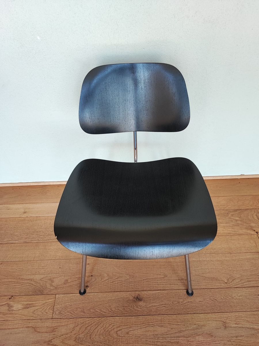 Eames Sedie: DCM Stuhl von Charles & Ray Eames in Schwarz – Usato da Dielsdorf venduto da rlx_geek