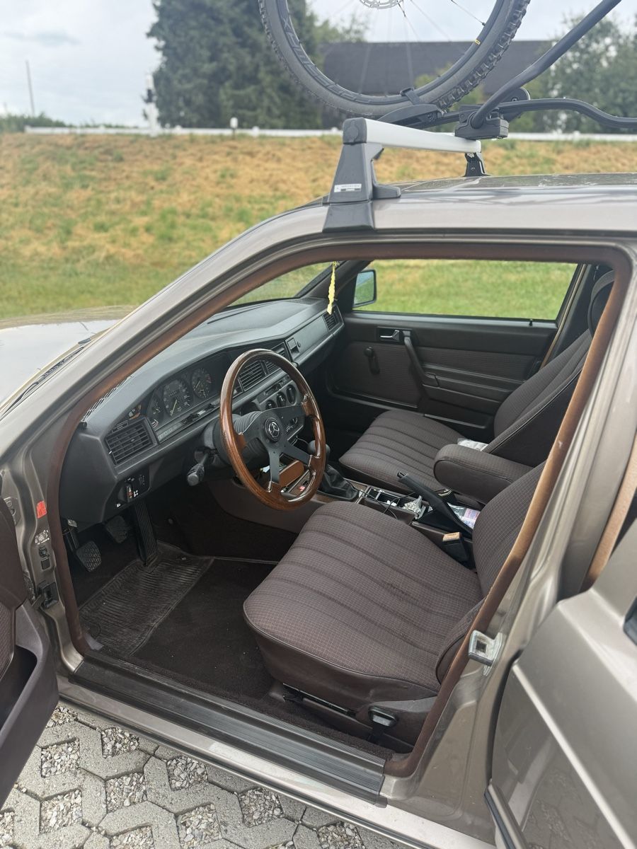 Mercedes-Benz Automobili: Mercedes 190e 2.3 manuelle – Usato da St-Martin FR venduto da dom.perroud24 3