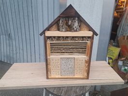 Insektenhotel aus Holz und weiteren Materialien neu