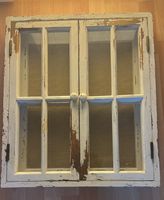 Wandschrank mit Glas Türe Dekor.
