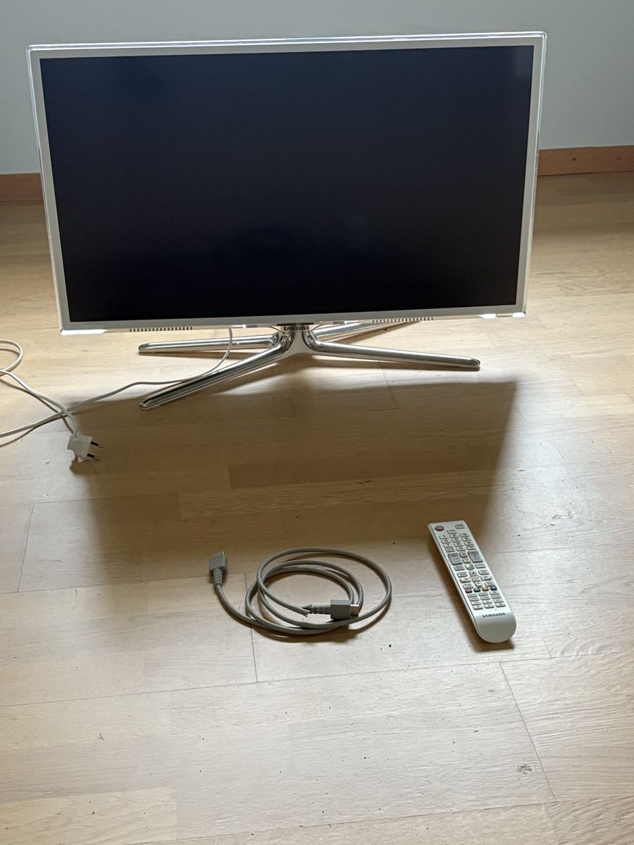 Samsung Fernseher: White Samsung TV – Gebraucht aus Crans VD von ton_h779