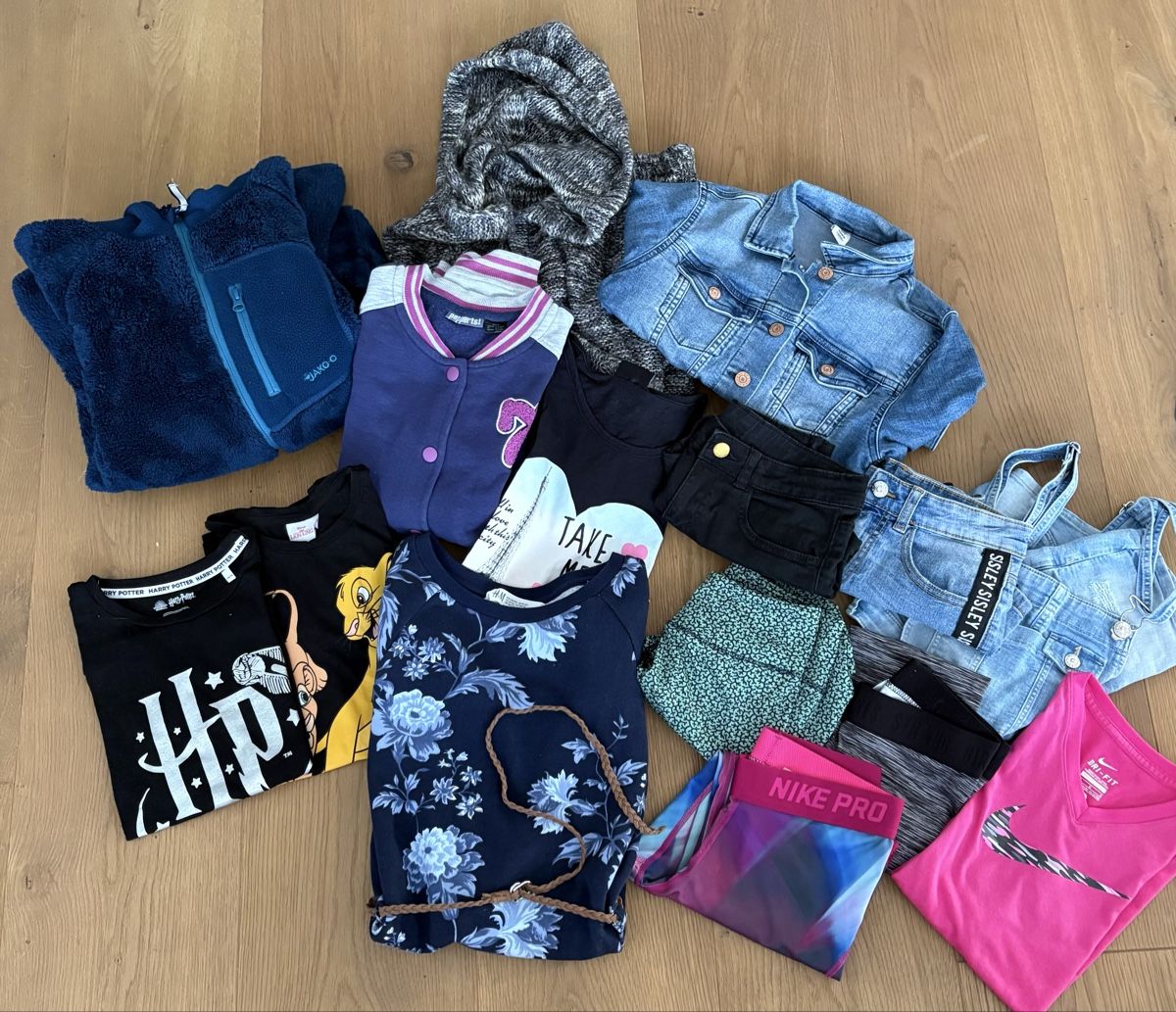Lotti & Set di vestiti: Kleiderpaket Mädchen Grösse 146 – Usato da Balzers venduto da mimaja