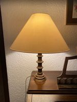 Zeitlose Tischlampe im Landhausstil, Metallfuss