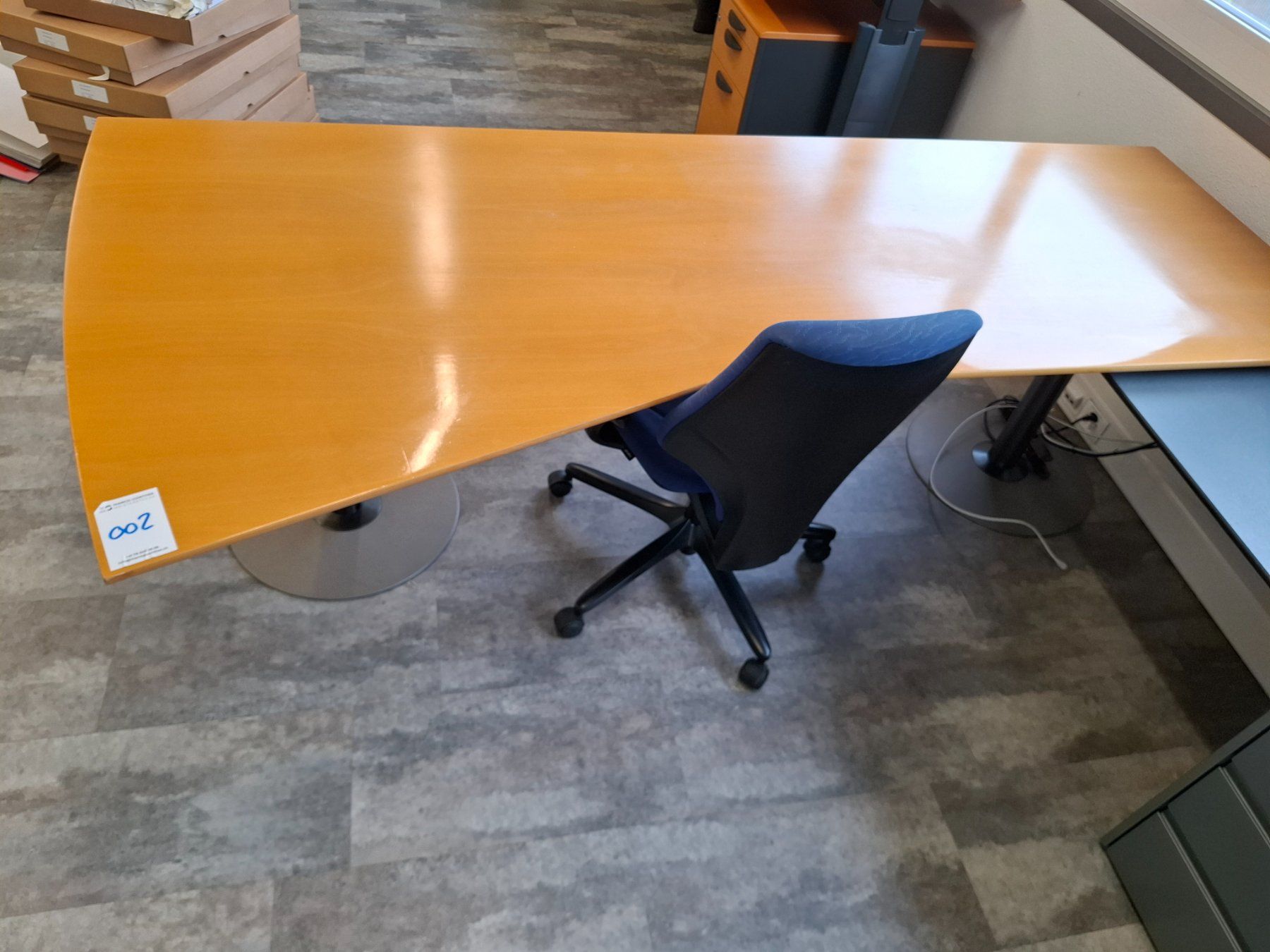 Scrivanie: 002 Eckbürotisch mit 2 Korpusse und Bürostuhl – Usato da Derendingen venduto da Meisterstuecke 1