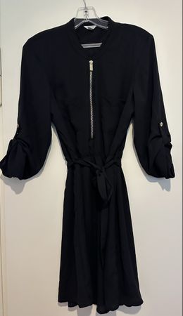 Schwarzes Blusenkleid von Guess mit Gürtel Grösse M