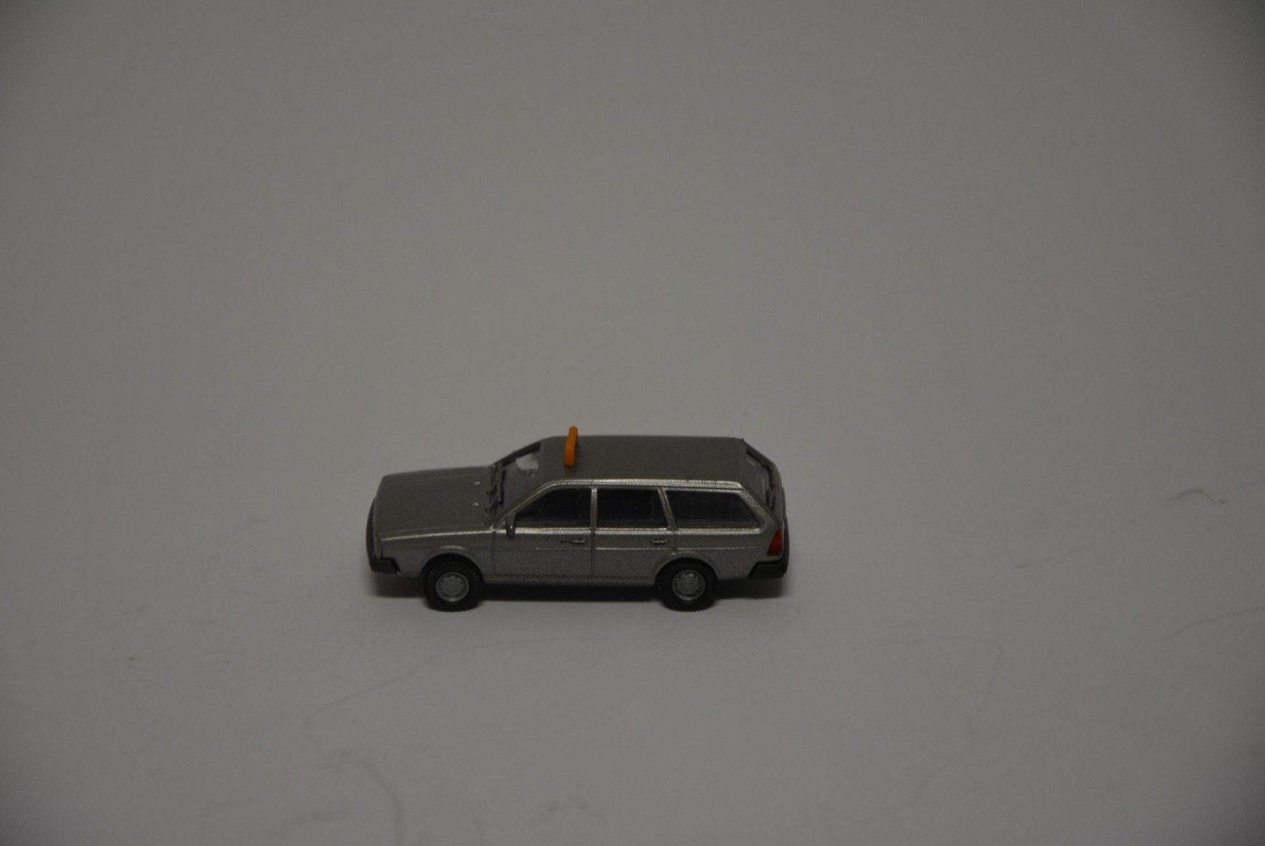 Volkswagen Modellini d'auto: VW Passat Variant Taxi , I.M.U. , 1:87 – Nuovo e nell'imballaggio originale da Goldach venduto da Feivel9 1