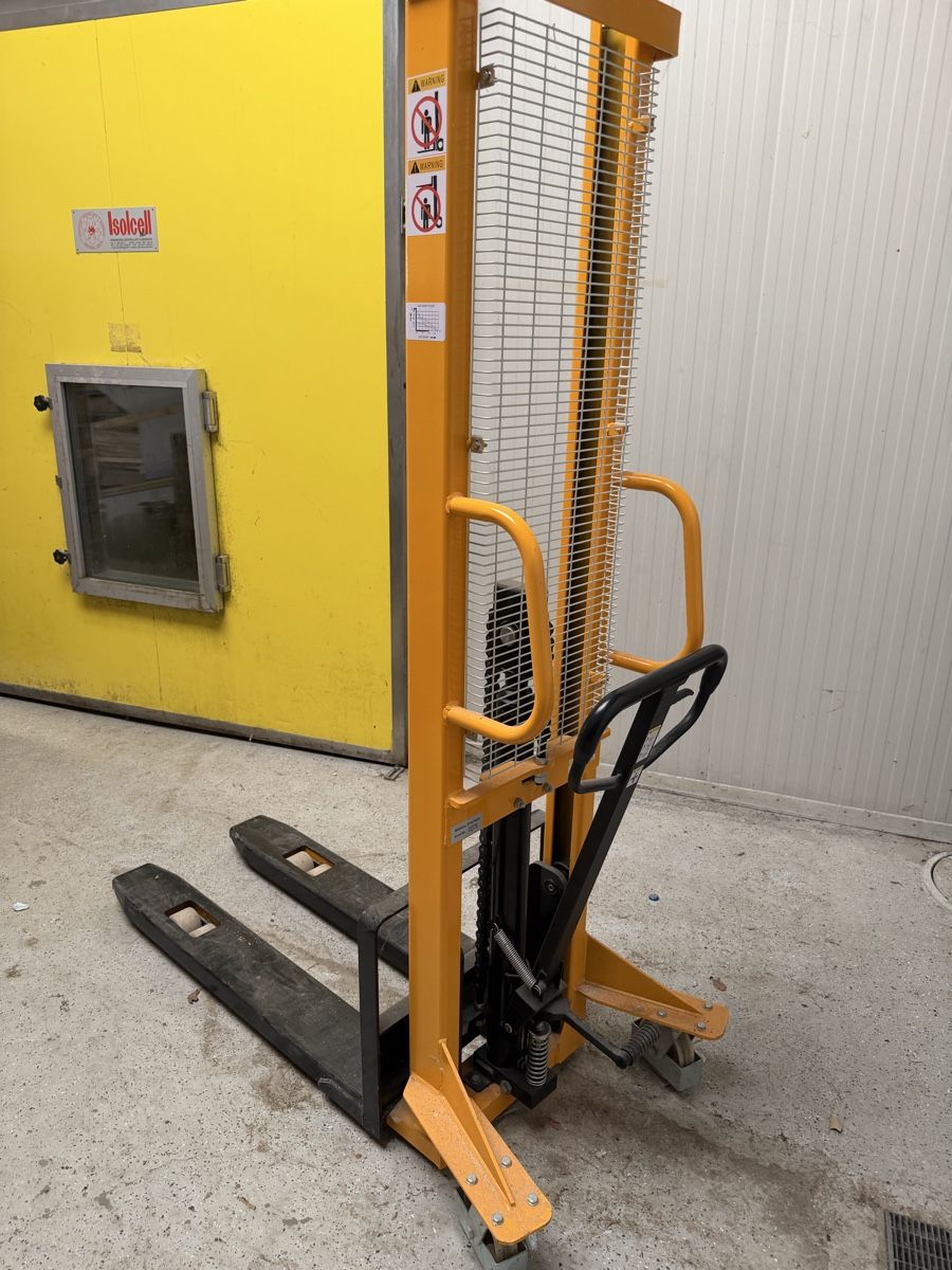 Chariots à fourches & chariots élévateur: Unimax Handdeichselstapler – D'occasion à Rain par ManuEstermann 1
