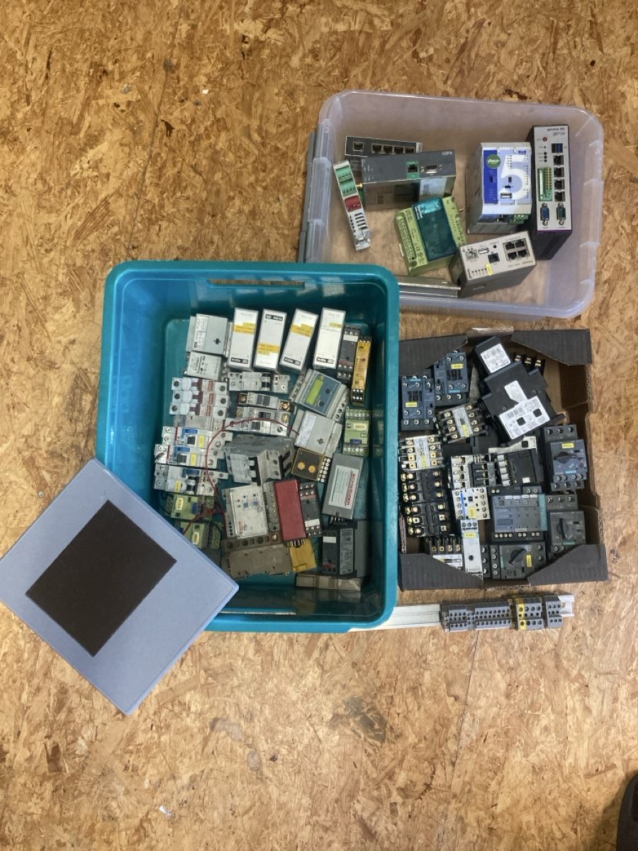 Spine: Lot de matériel électrique  – Usato da Bourrignon venduto da Rere3