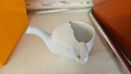 Vecchio bicchiere beverino da letto in porcellana bianca