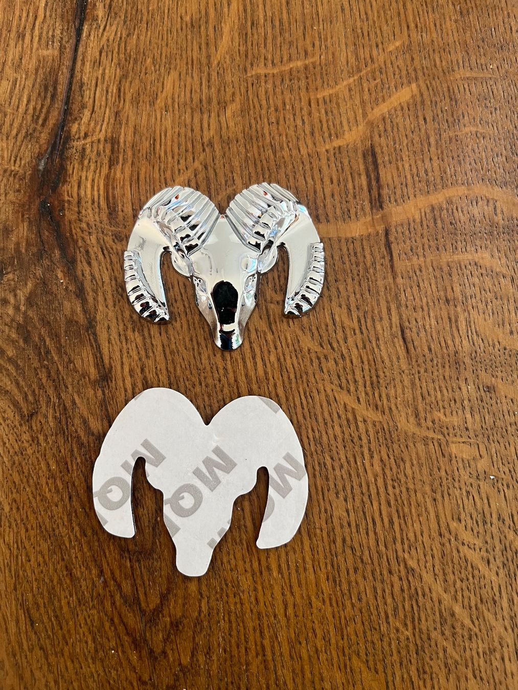 Sonstiges Fahrzeugzubehör: Dodge Ram Logo Chrom Neu – Neu (gemäss Beschreibung) aus Klingnau von Thbe