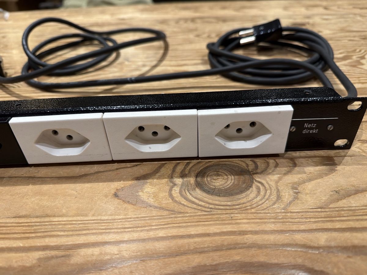 Alimentazione elettrica: EDV/Event Rack FLF Stromverteiler 19 Zoll – Usato da Frutigen venduto da Starter0 2